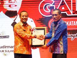 Tiga Surat Pencatatan Ciptaan Karya Gubernur Sulsel Diserahkan Kakanwil Kemenkumham Sulsel