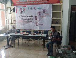 Syahrilrani Patakaki Pukau “Umat Sastra” dengan Bayi….