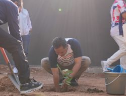 Kadis LHK Andi Hasbi Dampingi PJ Gubernur Sulsel Tanam Pohon Salam