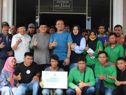 H. Heri Burhan Serahkan Zakat Terikat Rp238 Juta ke BAZNAS Makassar