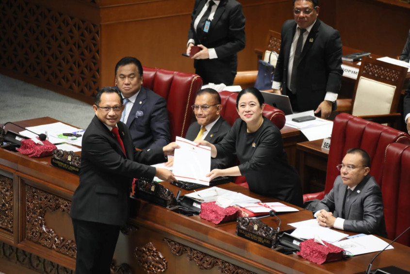 Ketua DPR Puan Maharani menyerahkan naskah perubahan UU tentang desa