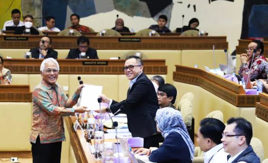 MenPAN-RB Abdullah Azwar Anas menyerahkan RPP Manejemen ASN ke DPR
