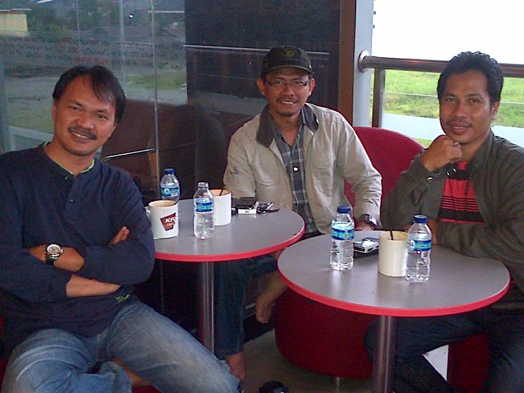 Azis Paturungi (tengah) Rusdin Tompo (kiri) dan Fadli Andi Nasif (kanan) bicara Pemilukada