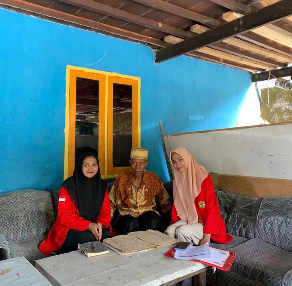 St Hajar dan Amelinda Febrianti belajar lontaraq dari H Genra