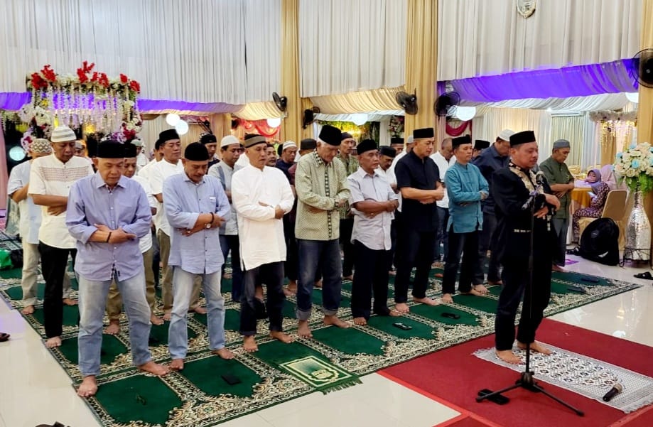 Ika Smansa 82 shalat tarawih berjamaah