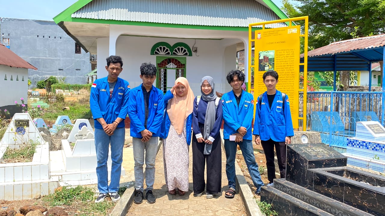Mahasiswa Jurusan Sastra Daerah Fakultas Ilmu Budaya (FIB) Universitas Hasanuddin ini, bertemu dengan istri Daeng Beta, penjaga makam I Lo’mo Ri Antang.