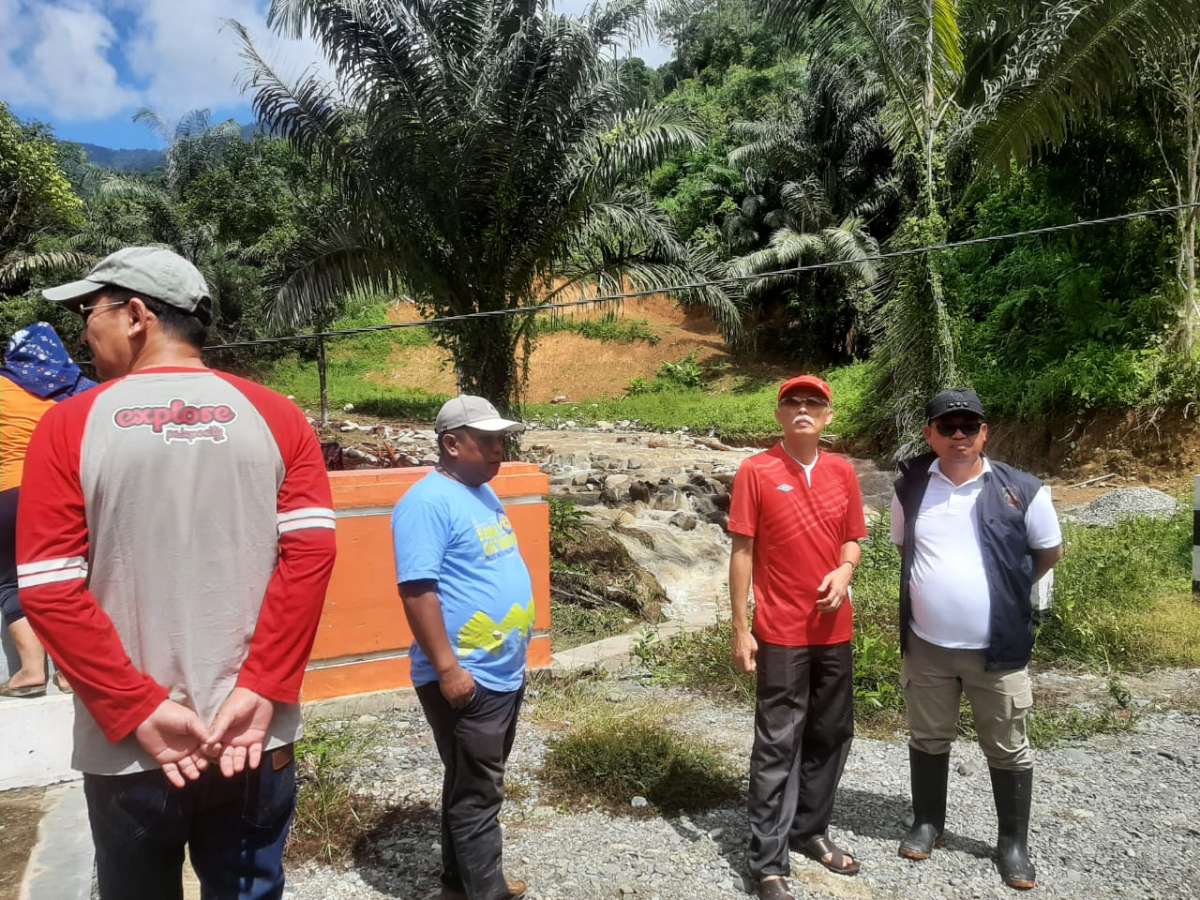 Pj. Wali Kota Palopo, Asrul Sani, SH., M.Si., mengunjungi lokasi titik longsor yang berada di Dusun Siguntu,