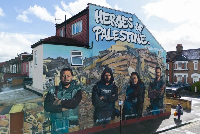 Seniman Inggris dengan mural Heroes of Palestine