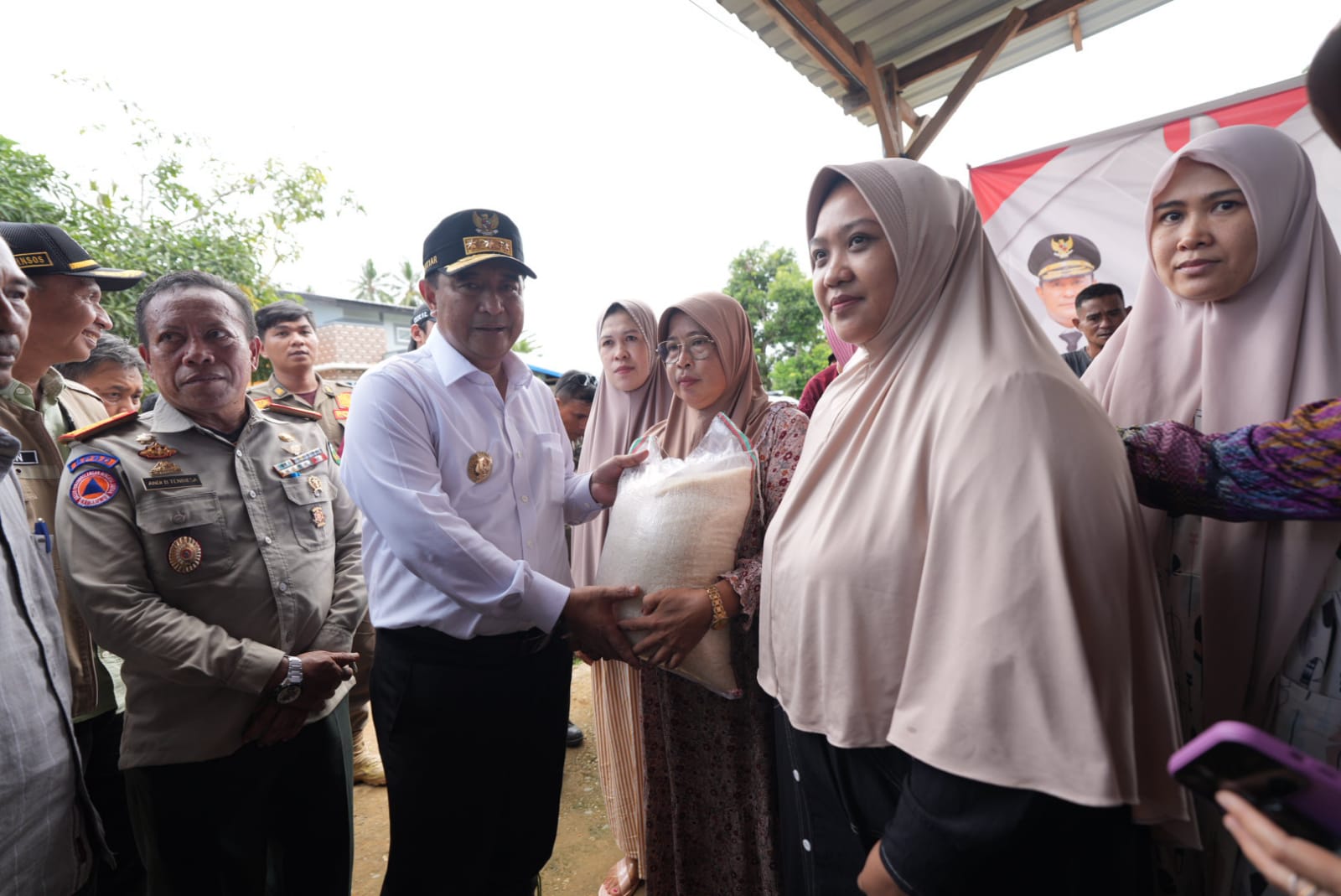 PJ Gubernur Sulsel beri bantuan ke warga Suli