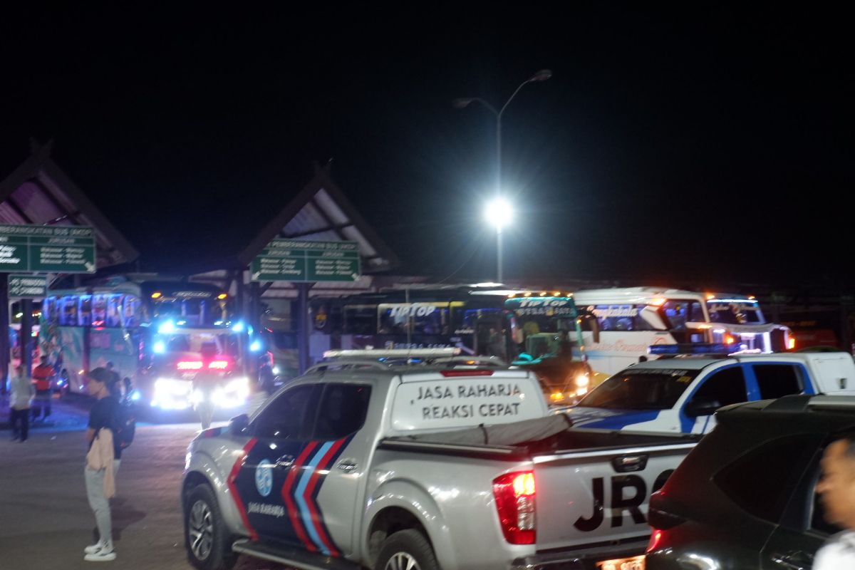 Pemudik di terminal daya