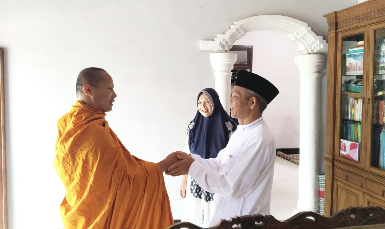 tokoh agama Buddha Bhante Thitasaddho secara langsung berkunjung ke rumah warga muslim di kalimanggis