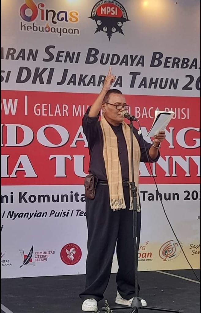 Kado ulangtahun dibungkus kertas puisi