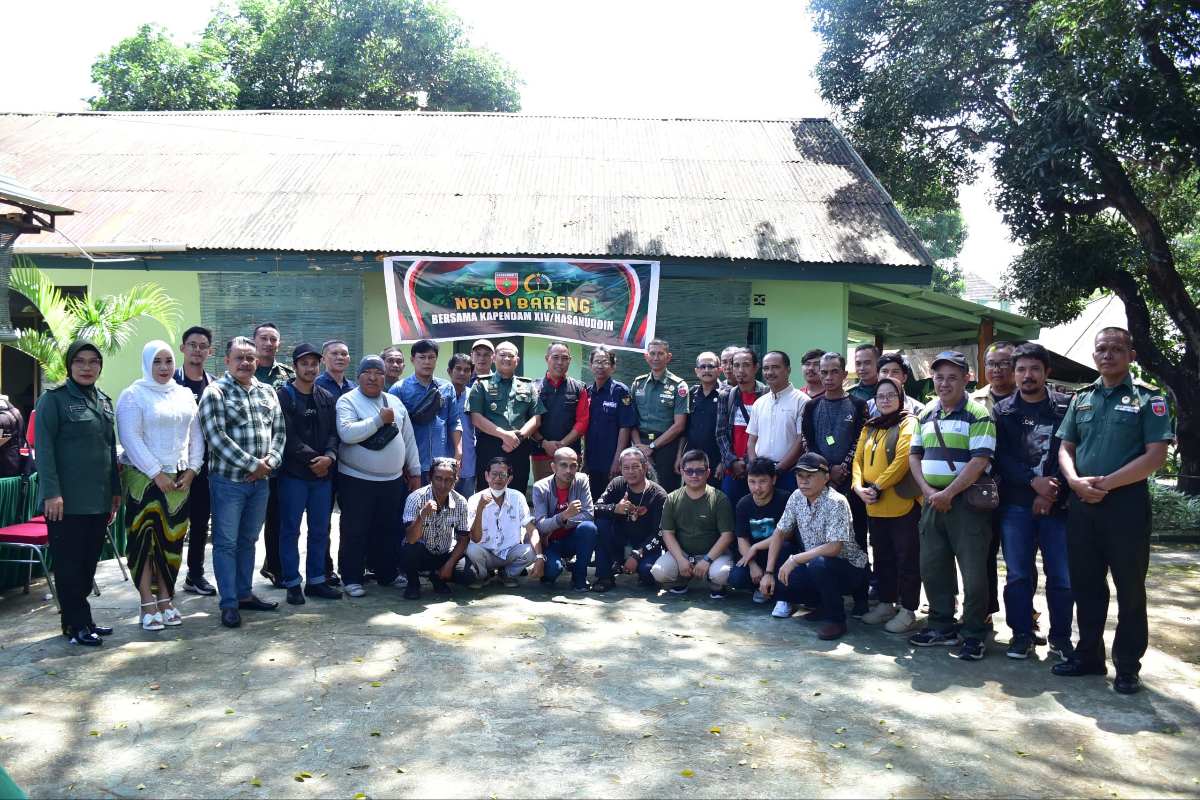 foto bersama Kapendam XIV/Hasauddin Kolonel Inf Mangapul Hutajulu dan jajarannya dengan sejumlah awak media di lingkup Kodam XIV/Hasanuddin.
