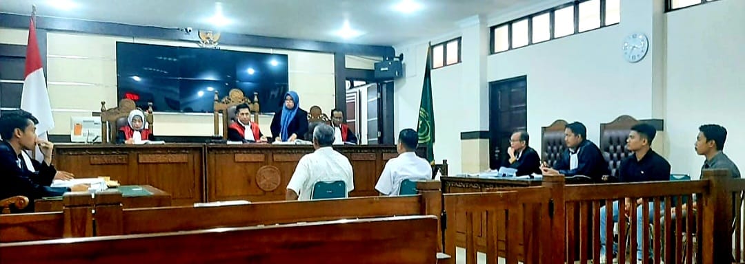 Dua pejabat Fakultas Teknik Universitas Hasanuddin (FT Unhas), Senin (29/04/2024) sore diperiksa majelis hakim Pengadilan Negeri (Maros)