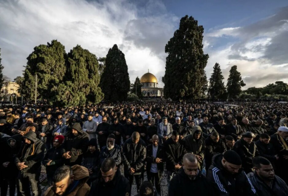 Warga Palestina shalat Idul Fitri di Masjid Al-Aqsa