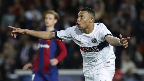Pemain PSG Kylian Mbappe rayakan gol ke gawang Barcelona