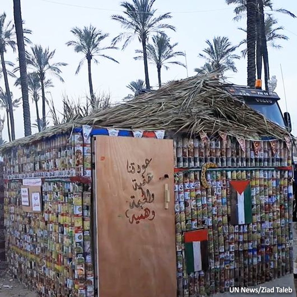 Perempuan gaza membangun tenda dari kaleng kosong