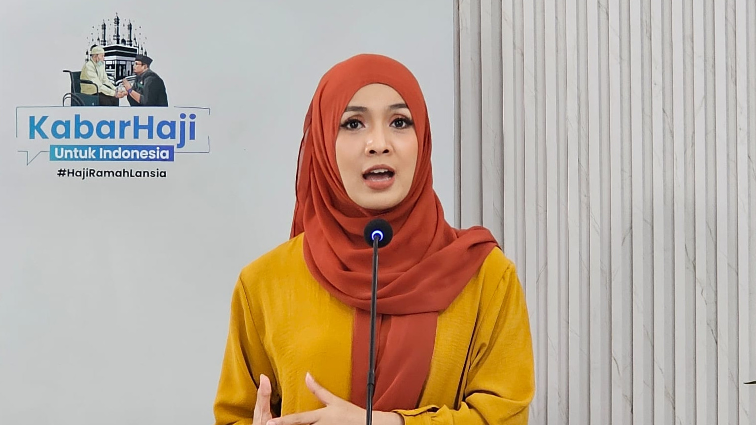 Anggota Tim Media Center Kementerian Agama Widi Dwinanda melarang jemaah haji Indonesia membentang spanduk