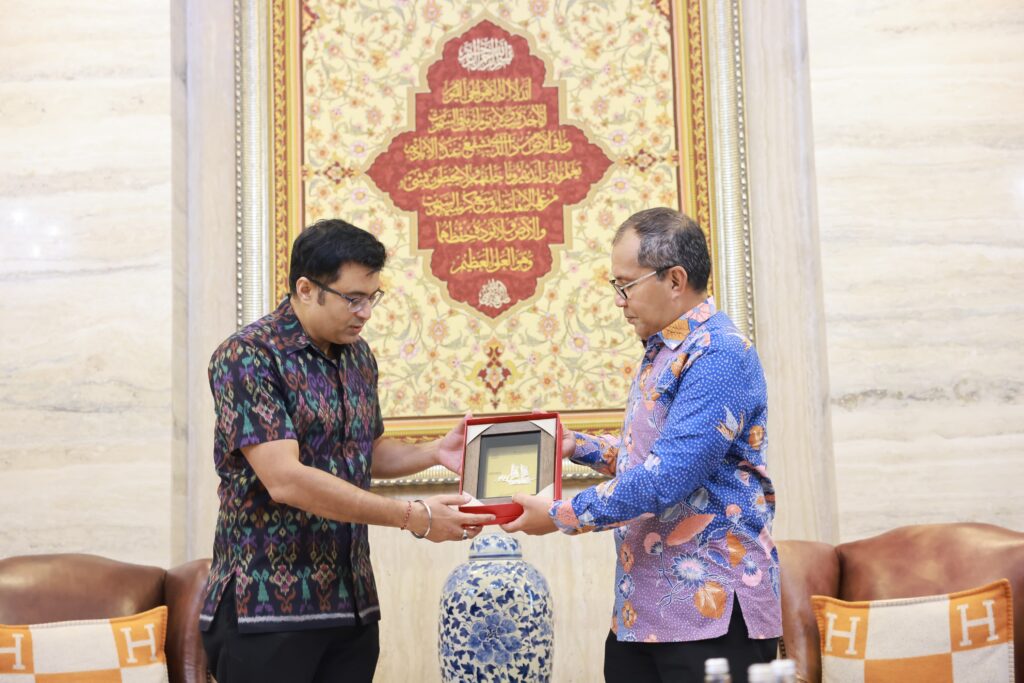 Wali Kota Makassar Moh Ramdhan Pomanto bersama Konjen India Dr. Shashank Vikram membahas kerja sama bilateral