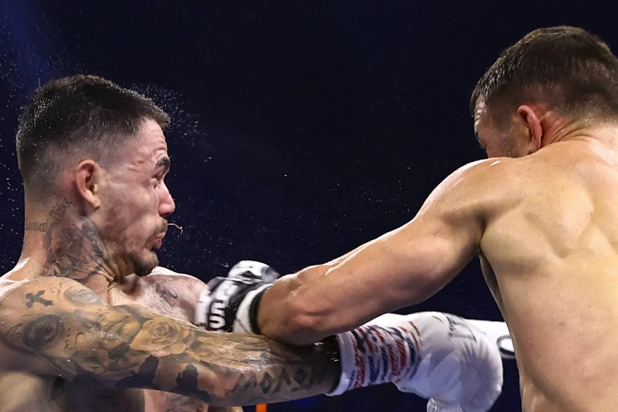 Vasiliy Lomachenko tampil superior sepanjang ronde dengan membulan-bulani dan meng-KO George Kambosos Jr
