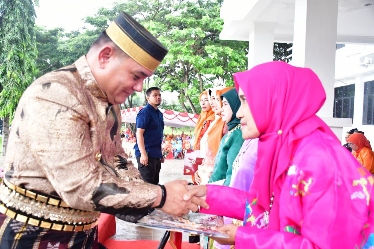 Bupati Sinjai, T.R Fahsul Falah menyerahkan penghargaan Satya Lencana kepada sejumlah Aparatur Sipil Negara (ASN) dilingkup Dinas Pendidikan (Disdik) Kabupaten Sinjai.