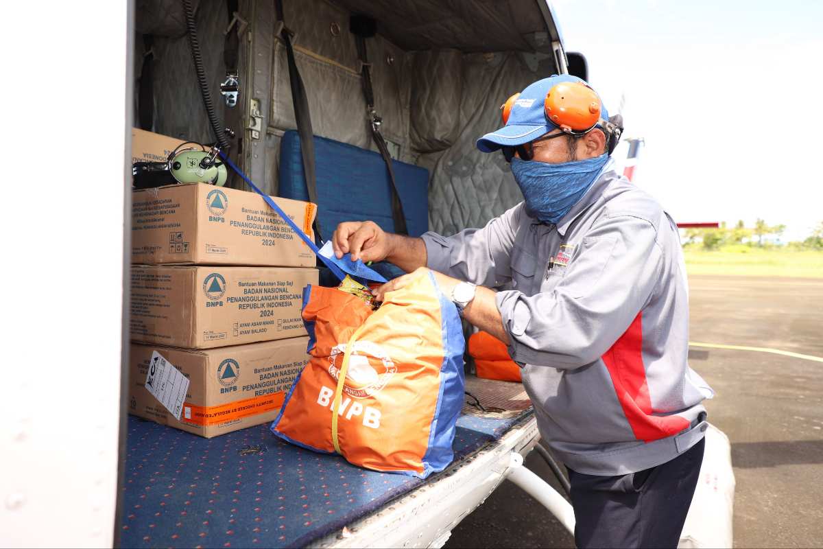 Distribusi bantuan ke Desa Tolajo Kecamatan Latimojong dengan Helikopter