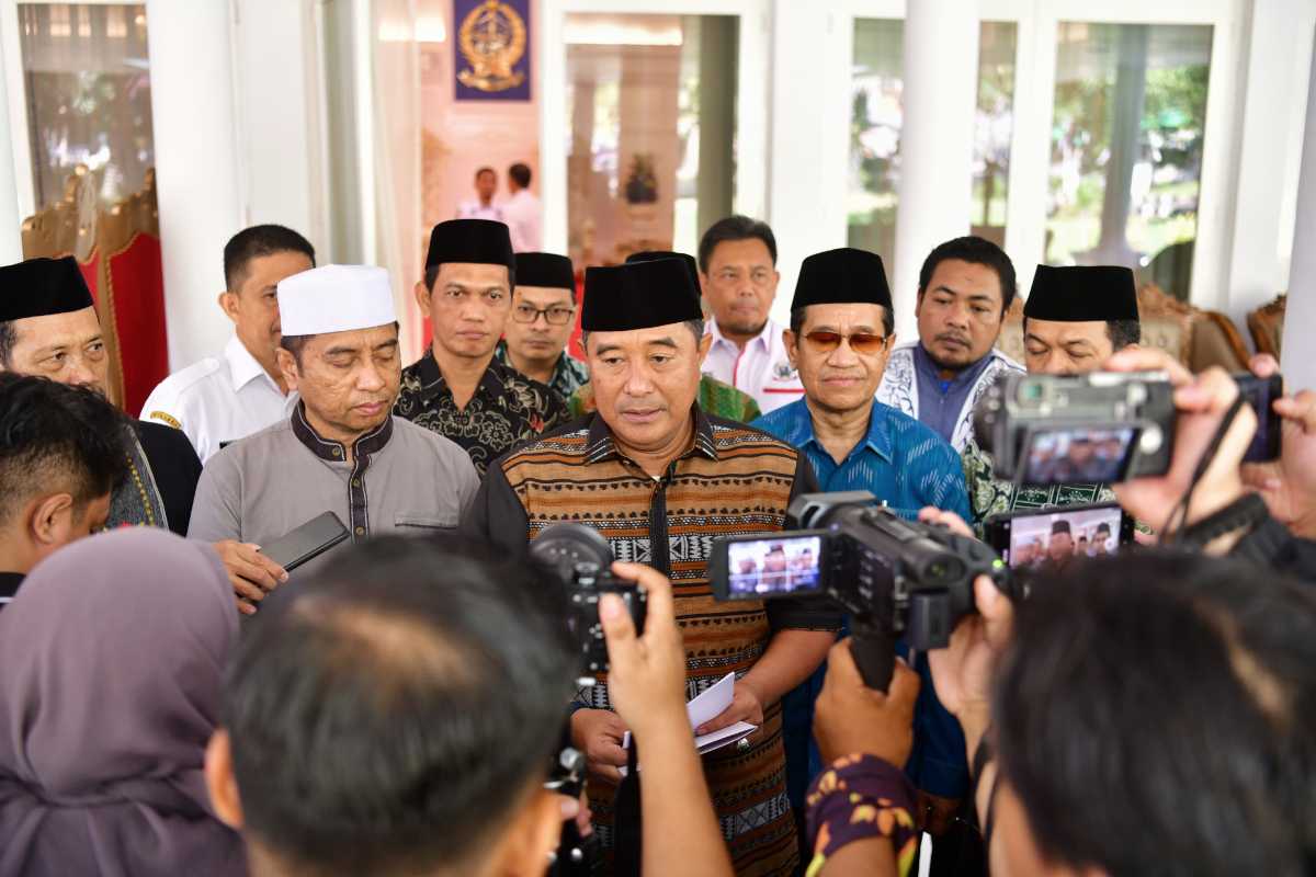 PJ Gubernur Sulsel Bahtiar Baharuddin ketika diwawancarai awak media