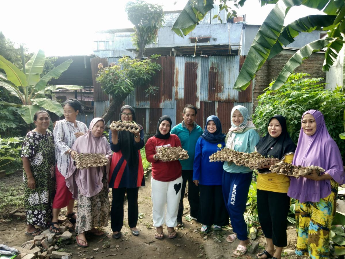 Lurah Parang Tambung Andi Anugerah Tenri Esa menyerahkan bibit tanaman cabe untuk Literasi Kemandirian Ekonomi (LIKE) binaan Komunitas Anak Pelangi (K-Apel