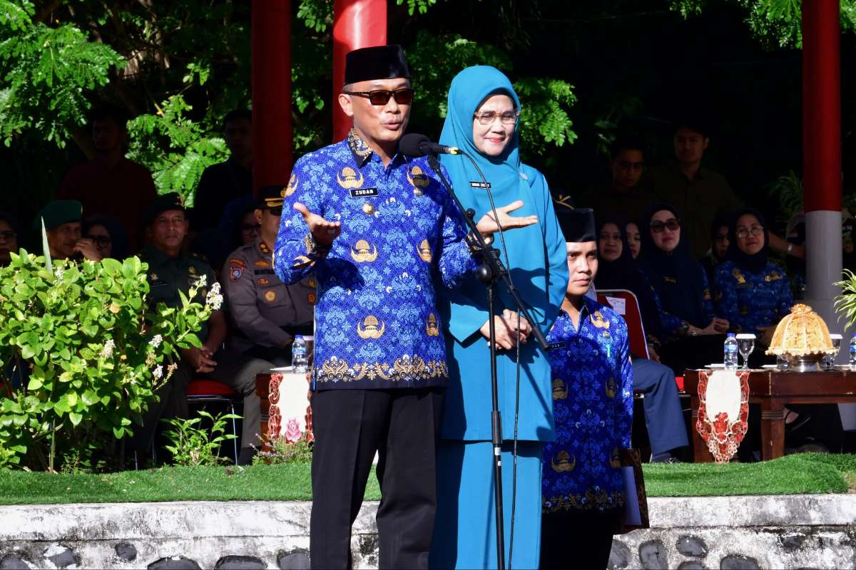 Prof Zudan Arif Fakrulloh bersama ibu Ninuk Triyanti