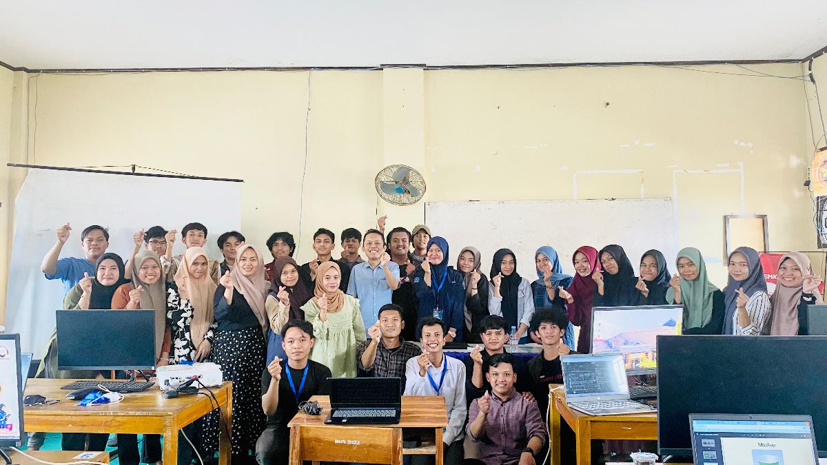 Kominfo: Pelatihan dan Sertifikasi Vocational School Graduate Academy (VSGA) Batch 5 dengan skema Junior Graphic Designer (JGD) yang berlangsung pada 21-23 Mei 2024 di SMK Negeri 2 Majene, Sulawesi Barat.