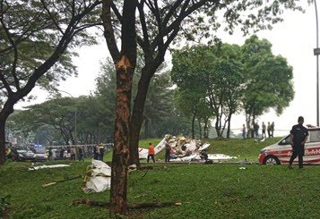 pesawat latih jatuh di Lapangan Sunburst, BSD City, Serpong, Tangerang Selatan, Minggu (19/5/2024).