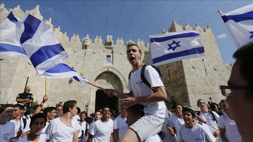 Ilustrasi: Orang-orang Yahudi merayakan peringatan 50 tahun pendudukan Israel atas Yerusalem Timur di Gerbang Damaskus di Yerusalem. (Foto: Anadolu Agency)
