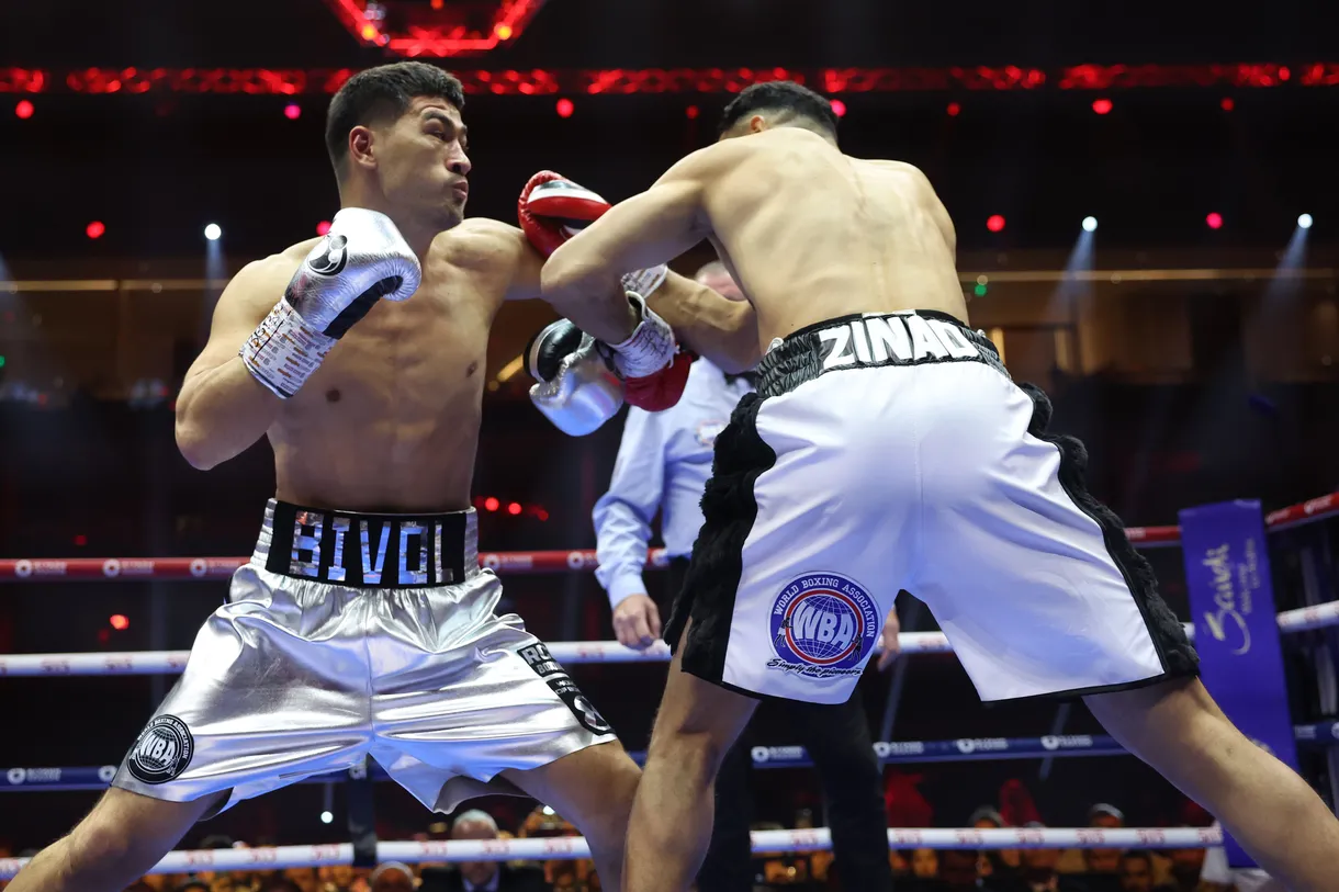 Dimitri bivol KO Malik Zinad di ronde 6 Photo by Mark Robinson/Matchroom Boxing/Getty Images