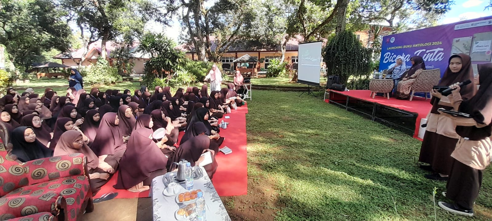 Launching Buku Antologi 2024 BICARA CINTA (Bincang Karya Cipta dan Apresiasi), yang digelar secara outdoor di taman darul istiqamah maros