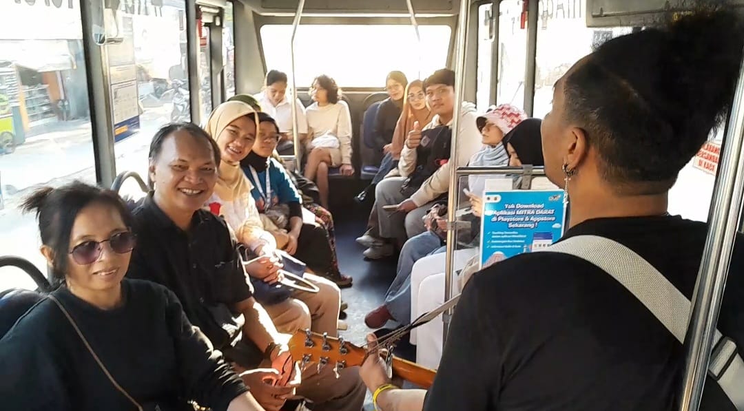 Riding With Stories di teman bus