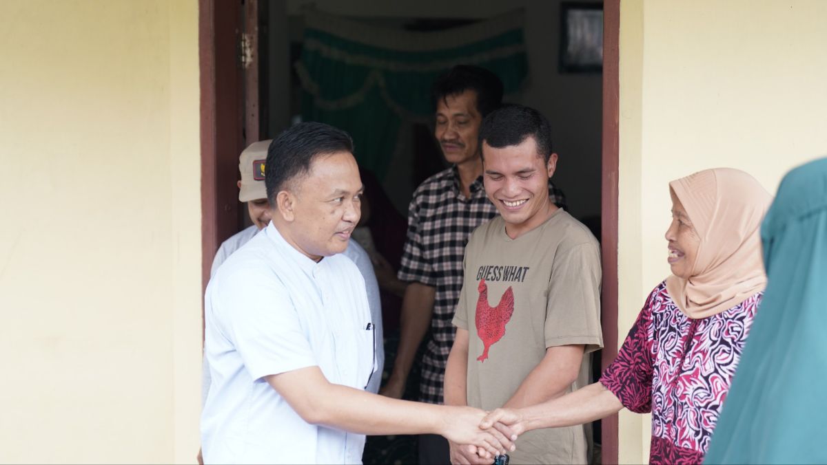 Ilham Azikin bersama warga Pattaneteang