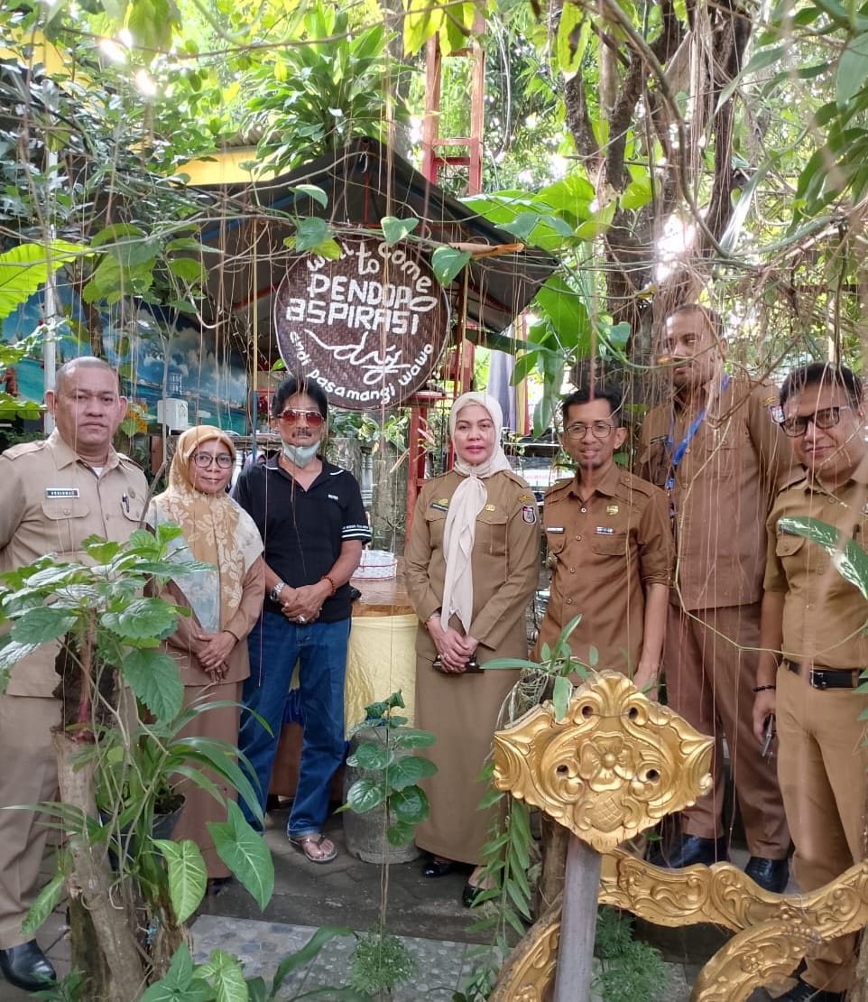 Kadis Kebudayaan Makassar foto bersama di Sanggar Seni Pendopo Aspirasi