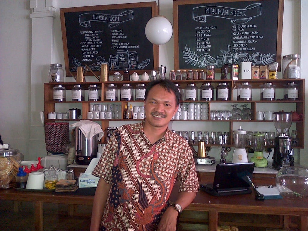 Puisi karya Rusdin Tompo: Aku Ingin Seperti Hangat Kopi