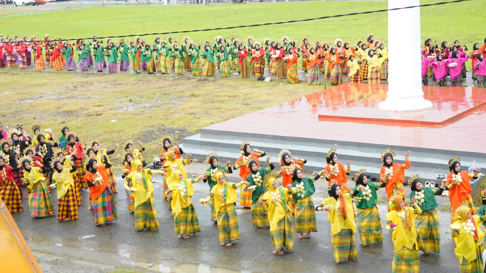 Pelajar Sinjai menari tari Paduppa