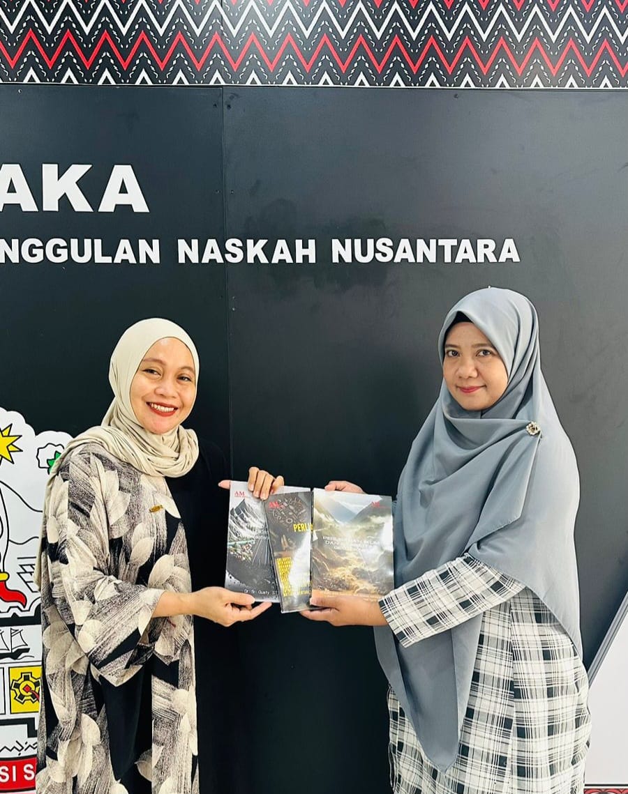 Dr Sri Gusty menyerahkan buku-buku terbitannya kepada Dinas Perpustakaan dan Kearsipan (DPK) Provinsi Sulawesi Selatan