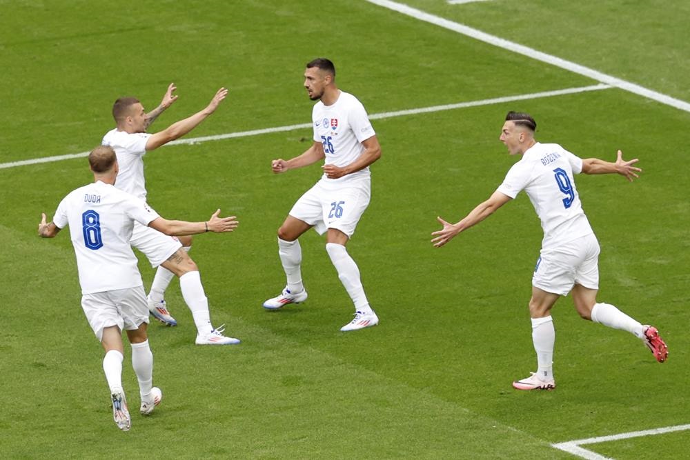 Pemain Slovakia merayakan gol ke gawang Belgia