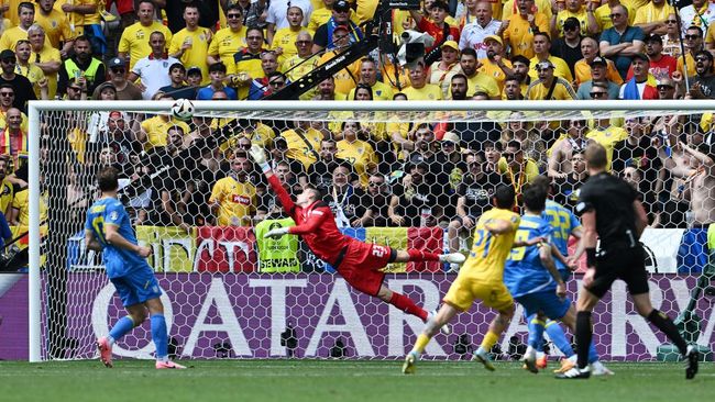 Pemain Rumania Stanciu yang menaklukkan penjaga gawang Ukraina, A.Lunin
