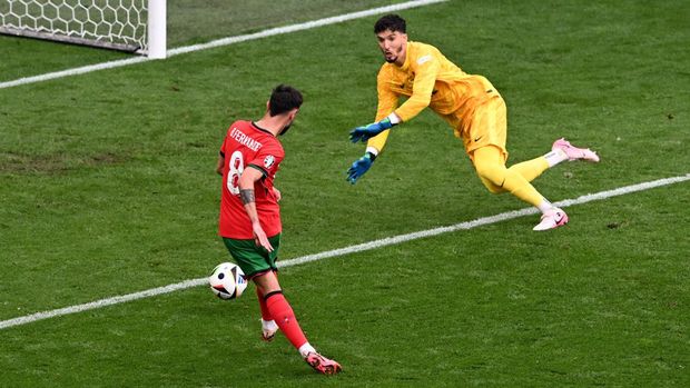 Pemain Portugal Bruno Fernandes mencetak gol