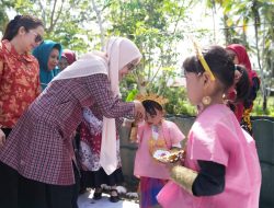 Pj Gubernur Prof Zudan Didampingi Bunda PAUD Ninuk Triyanti Kunjungan ke TK Temmangingngi, Serahkan Sejumlah Bantuan
