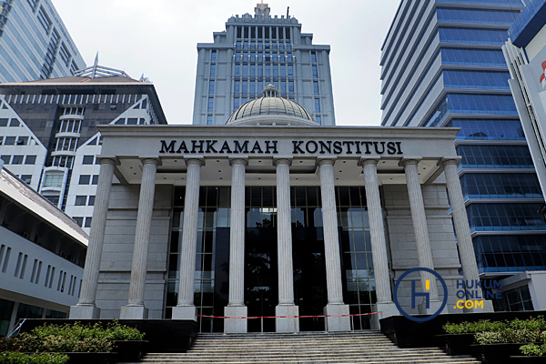 Mahkamah Konstitusi ( MK )