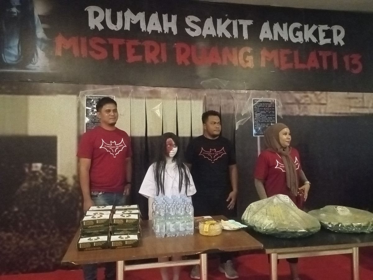 Dari kiri ke kanan: Idris (owner), anime suster ngesot, Yudha (Penanggung Jawab), Kartini (owner).