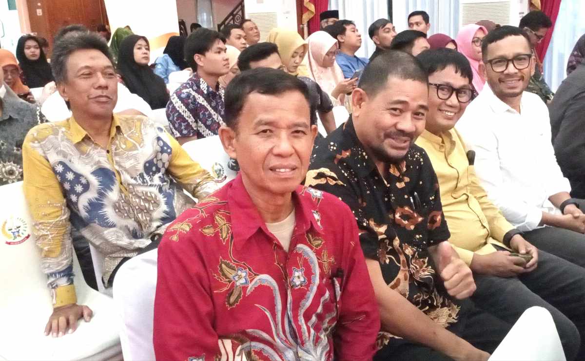 Kepala SMKN 9 Makassar Drs Muhiding (batik merah)