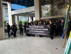 Pegawai Kemendikti Saintek Demo Menterinya