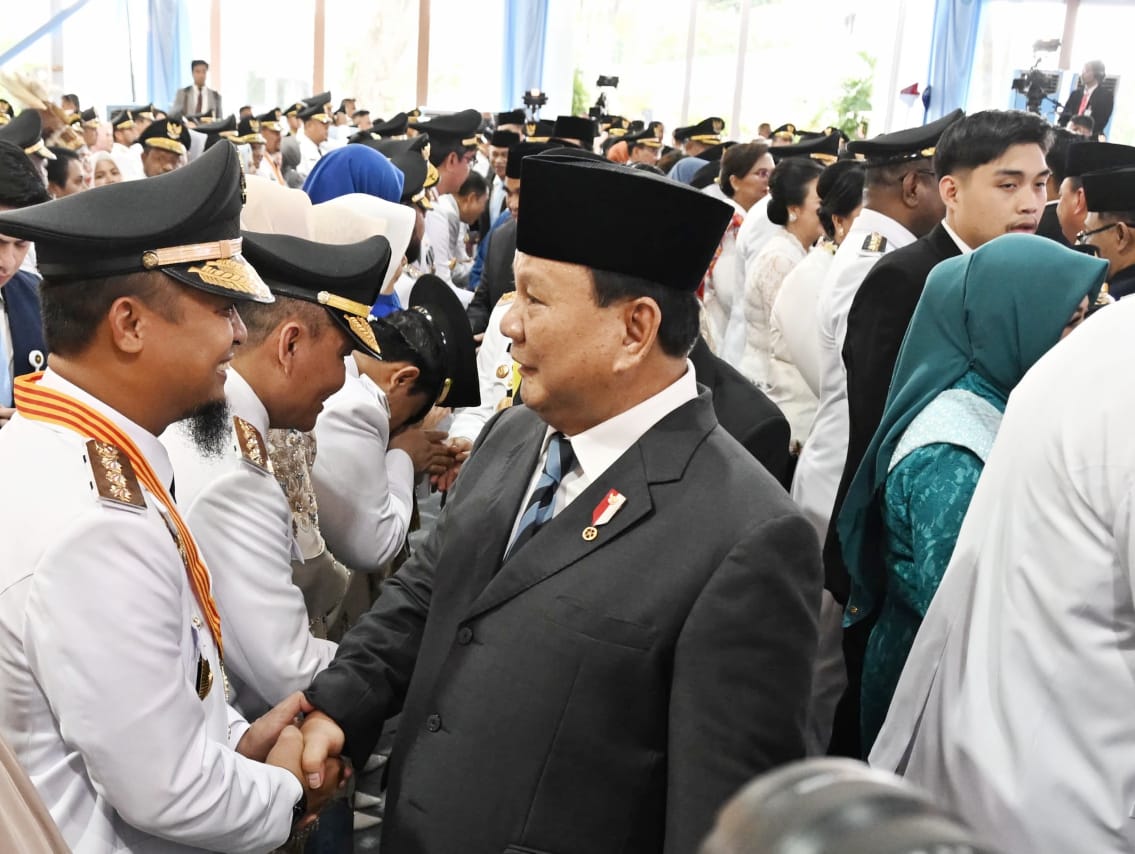 Tertangkap Kamera, Momen Presiden Prabowo Salami Gubernur Sulsel Andi Sudirman Sulaiman