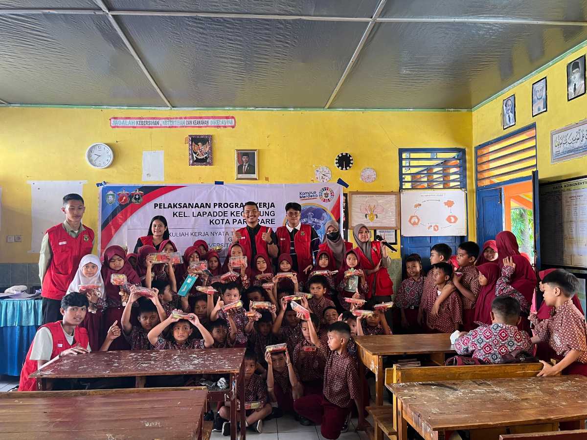 Edukasi Cegah Stunting dengan Pola Makan Sehat dan Pembagian Makanan Sehat.